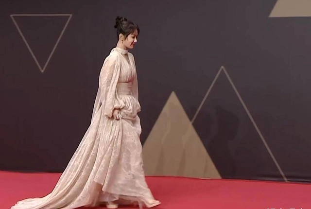 杨紫红毯造型失败_小骨架女明星_女明星红毯造型